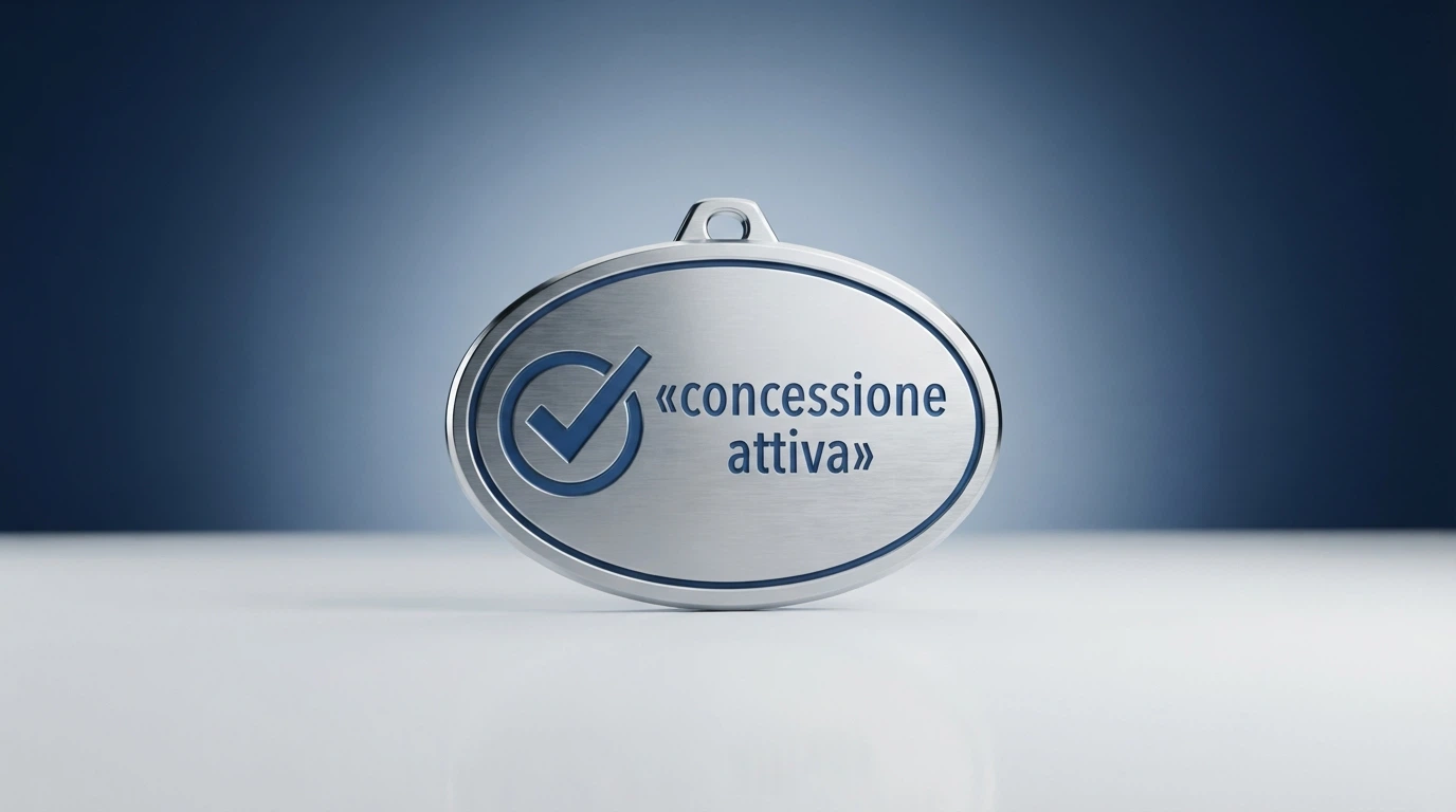 Il logo dell'Agenzia delle Dogane e dei Monopoli su un badge di sicurezza accanto alla dicitura «concessione attiva»