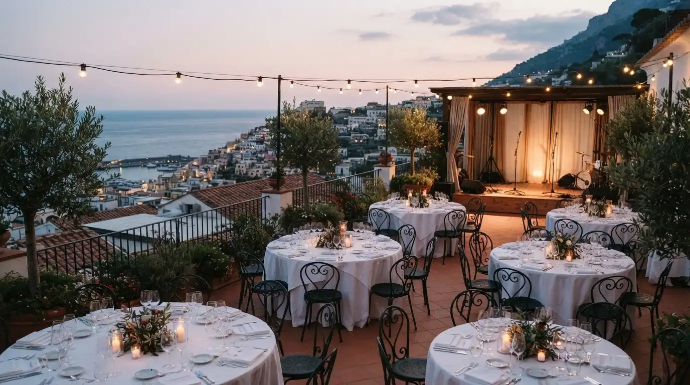 Il Roof Garden del Casinò di Sanremo allestito per una serata estiva con tavoli e palco